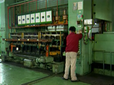機械設計與制造、電氣交流版塊沖床模具的拆裝之前聽說過千噸的壓機里有自動的模具拆裝機構的,就是這套模具暫時不用了,要拆換另一套模具,有一種自動的拆裝機構的,可以節省很多的時間,小弟現在公司想做個這個機構, . -